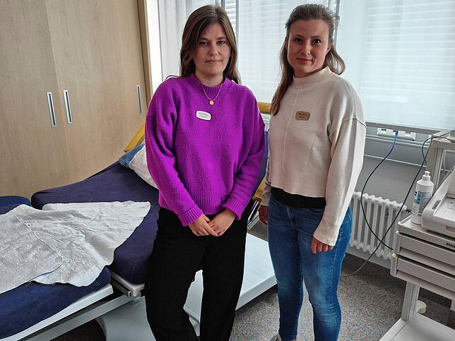 Helena Schneider (links) und Naomi Börsig sind Beleghebammen am Klinikum Konstanz.