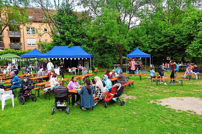 Bild 16: Die Petershauser Nachbarschaft feiert auf dem Konstanzer Georg-Elser-Platz