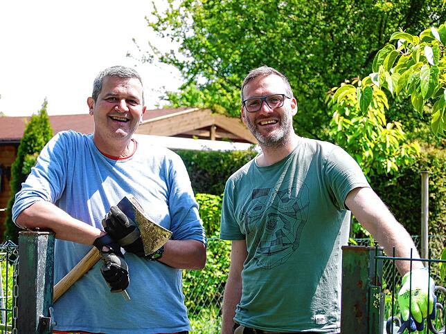 David (rechts) und Daniello hacken Holz, heute Abend wird gegrillt.