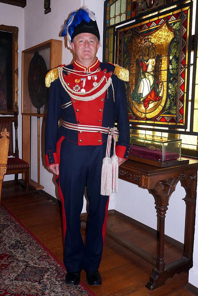 Der Kommandant der Bürgerwehr Tiengen, Major Jürgen Baumgartner, in einem Raum der Bürgerzunft Tiengen im Schloss neben dem Wappenbild ...