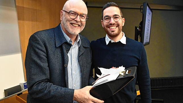 Als Stellvertretender Vorsitzender der Verwaltungsgemeinschaft verabschiedet Christoph Stolz (rechts) seinen Vater Rainer Stolz, der ...
