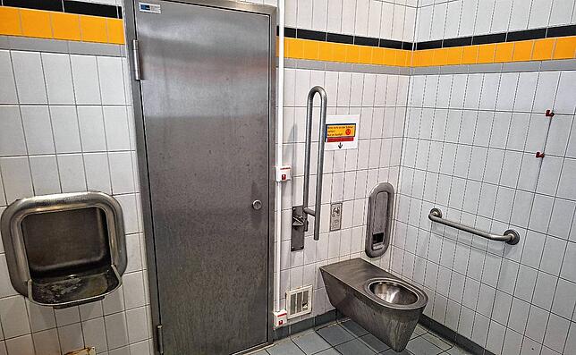 Die Damentoilette ist behindertengerecht. Doch der verbaute rote Knopf, der den Notruf auslöst, wird oft missbraucht (Archivbild).