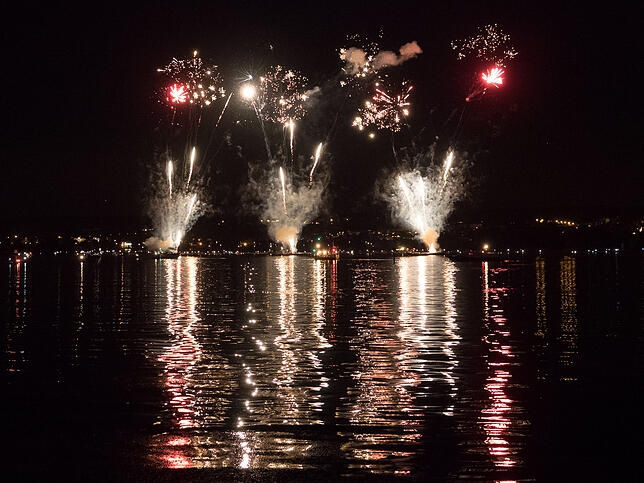 Bild 3: Das Seenachtfest-Feuerwerk vom Logenplatz am Yachthafen: Der Kreuzlinger Teil in Bildern