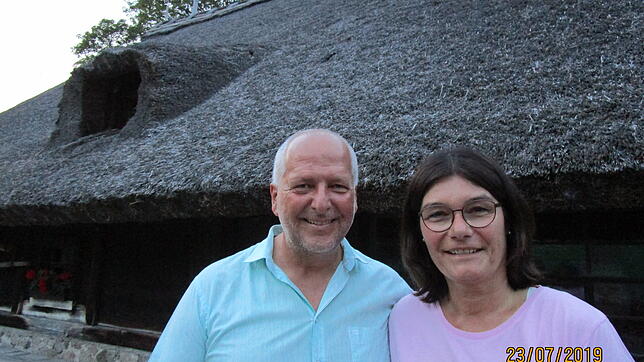 Jutta und Daniel Höllstin vor dem Klausenhof. Bild: Renate Griesser