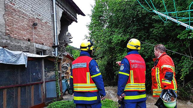 Das THW Waldshut-Tiengen vor dem einsturzgefährdeten Haus in Grimmelshofen.