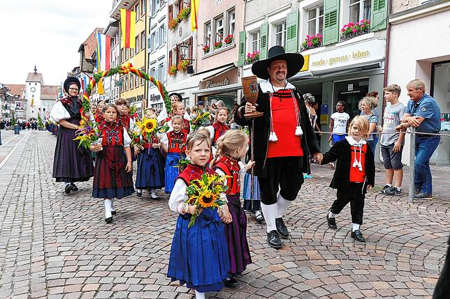 Am Chilbisonntag gibt es einen Festumzug von der Kaiserstraße ins Festzelt.