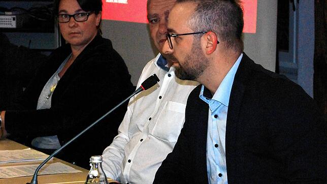 Der Kommunalbeauftragte für den Mobilfunk Baden-Württemberg der Deutschen Telekom, Daniel Eger (am Mikrofon), klärte im Gemeinderat von ...