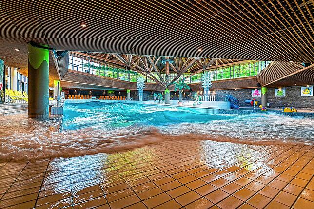 Im &bdquo;Badkap&ldquo; Albstadt gibt es auch ein Wellenbad.