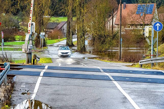 Autofahrer erhalten in Beckhofen eine kostenlose Unterbodenwäsche.