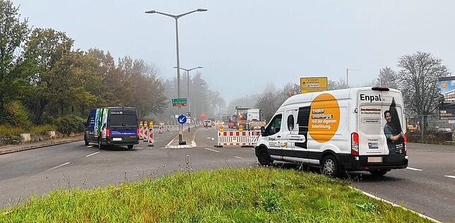 Der Verkehr stadtauswärts wird aktuell über die Gegenfahrbahn umgeleitet. Am Montagmorgen macht allerdings nur ein vergleichsweise ...
