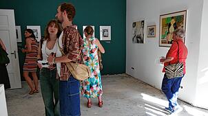 „Kunst im: Wohnzimmer“ ist das erste Ausstellungsprojekt der Crescere-Stiftung, die dafür mit Kunstvermittlerin und SÜDKURIER-Autorin ...