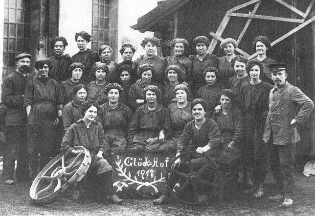 Während des Ersten Weltkriegs sprangen viele Frauen für die Männer ein, die an der Front waren. Auch diese Arbeiterinnen der Firma Fahr ...