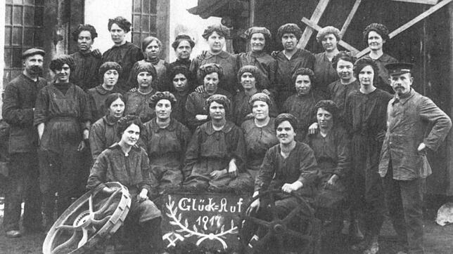 Während des Ersten Weltkriegs sprangen viele Frauen für die Männer ein, die an der Front waren. Auch diese Arbeiterinnen der Firma Fahr ...