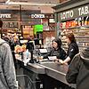Am Morgen der Wiedereröffnung sahen sich Besucher &ndash; mit gebotenem Sicherheitsabstand &ndash; im umgestalteten Markt um.