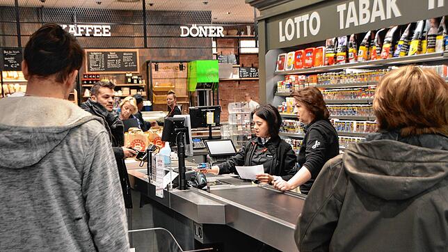 Am Morgen der Wiedereröffnung sahen sich Besucher &ndash; mit gebotenem Sicherheitsabstand &ndash; im umgestalteten Markt um.