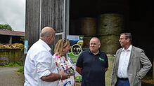 Landwirtschaftsminister Peter Hauck (rechts) und Landwirt Markus Kaiser im Gespräch mit Kooperationspartnern des Projektes Korina. Bild: ...