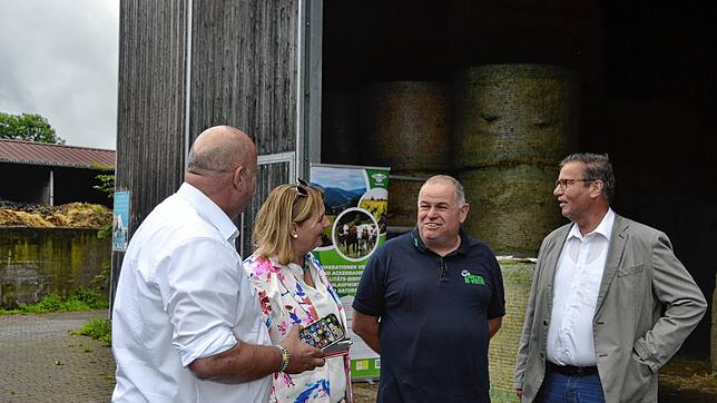 Landwirtschaftsminister Peter Hauck (rechts) und Landwirt Markus Kaiser im Gespräch mit Kooperationspartnern des Projektes Korina. Bild: ...
