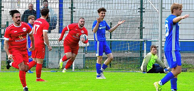 Hoffnung entfacht: Ivan Nikitin schnappt sich den Ball nach seinem Treffer zum 1:2 für den FC Wallbach, doch mehr gelang dem Gast beim ...