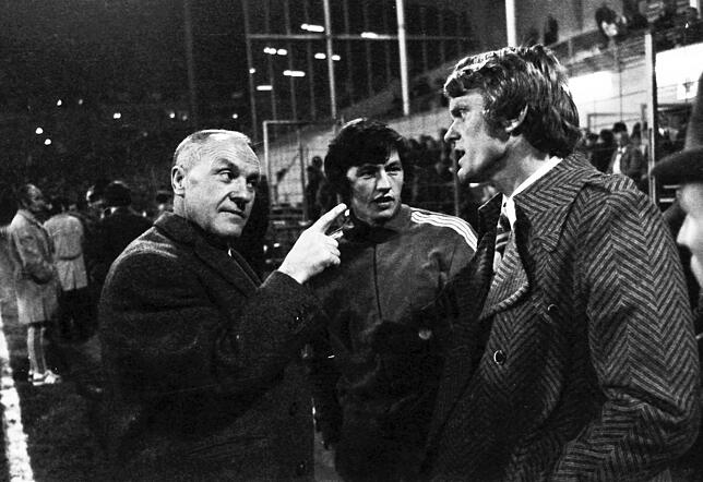 Liverpools legendärer Trainer Bill Shankly (links) diskutiert 1971 im Achtelfinal-Rückspiel des damaligen Europapokals der Pokalsieger ...