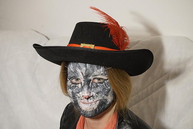 Bild 11: Schminken für die Fasnacht (1): So verwandelt sich unsere Redakteurin in den gestiefelten Kater