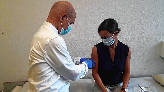 Ein Bild aus dem Juli 2020: Professor Peter Kremsner impft SÜDKURIER-Reporterin Mirjam Moll.