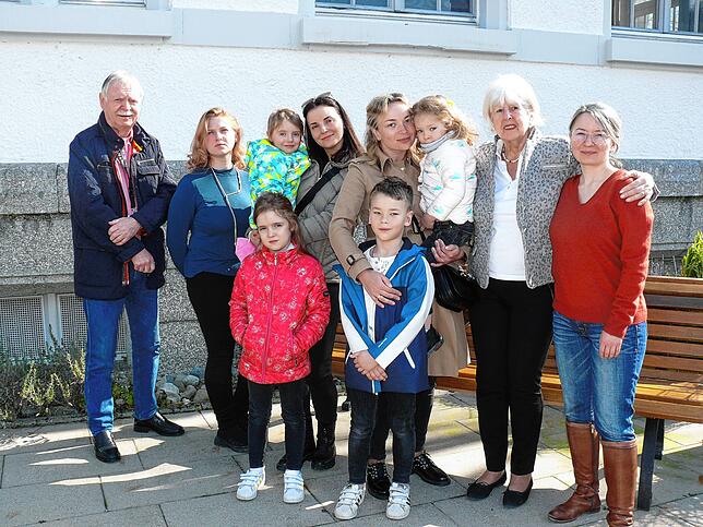 Die geflüchteten Frauen und ihre Helfer: von links Hotelinhaber Wolf Rolof, Helferin Anastasia Sommerfeld, Marta (6), Zlata, (3) und ...
