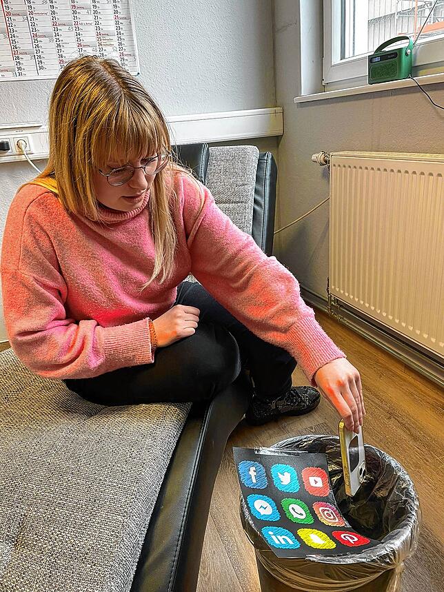 Zum in die Tonne kloppen: Michelle Knorr aus Öflingen hat die Nase voll von Social Media und schränkt ihren Smartphone-Konsum während ...