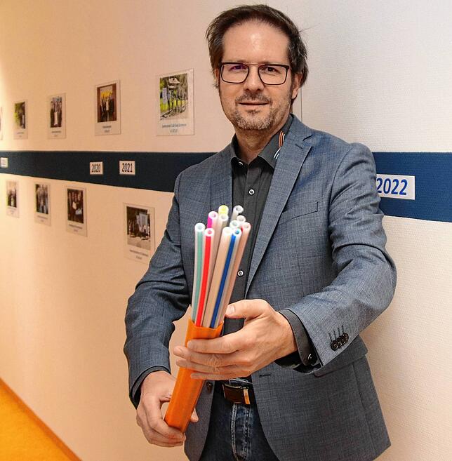Jochen Cabanis, Geschäftsführer des Zweckverbandes Breitbandversorgung Schwarzwald-Baar, zeigt im Februar 2023 eine Glasfaserleitung.