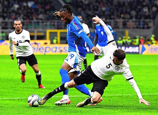 Deutschlands Pascal Groß (r) und Italiens Destiny Udogie (M) kämpfen um den Ball.