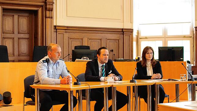Justizwachtmeister Ralph Rohrer, Landgerichtspräsident Florian Diekmann und Richterin Corinne Schweizer beim Pressegespräch.