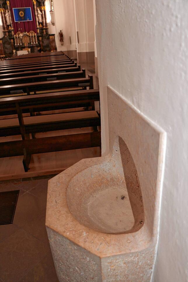 Das Weihwasserbecken in der Stadtkirche St. Johann ist leer: eine Maßnahme, um die Ausbreitung von Corona einzudämmen.