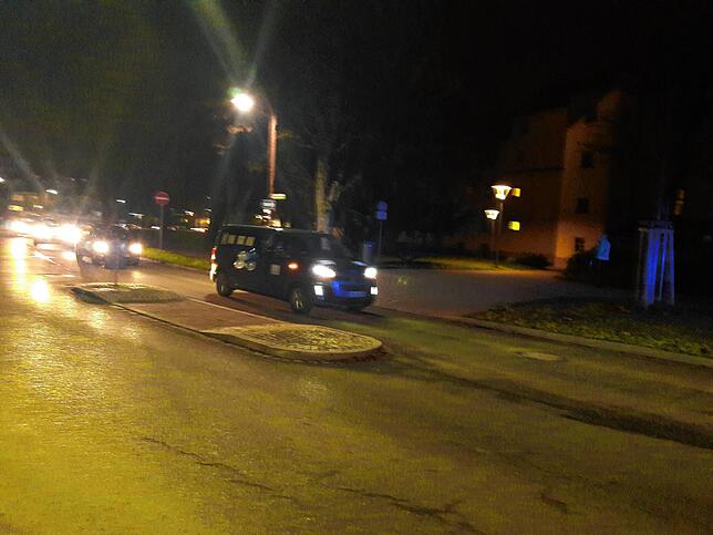 Bild 1: Mit 100 Autos um den Ring: Querdenker und Vereinigung &bdquo;Eltern stehen auf&ldquo; protestieren gegen Corona-Maßnahmen