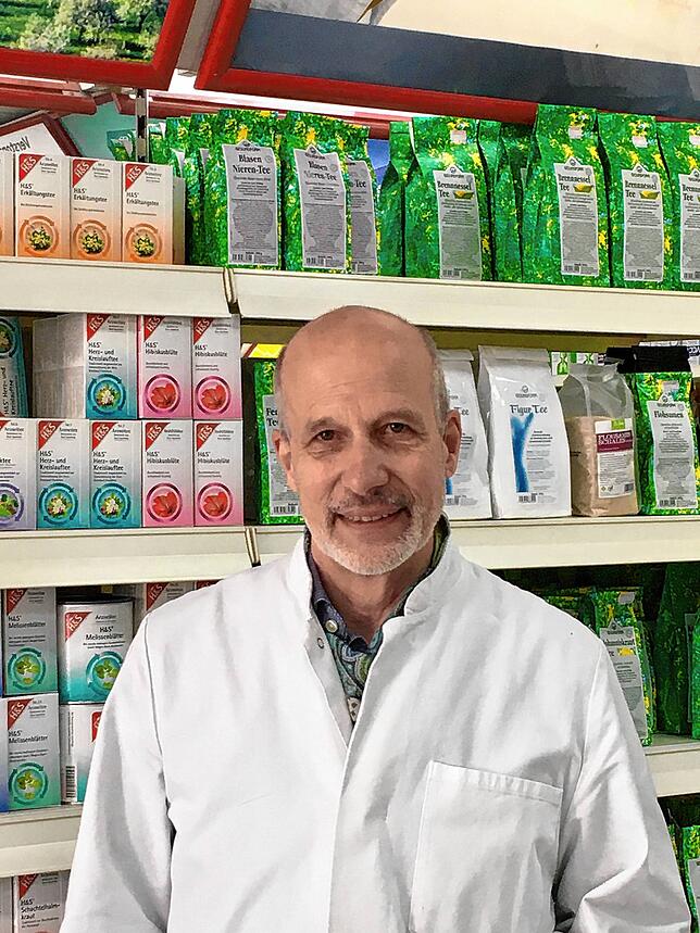 Michael B. Vetter in seiner gleichnamigen Apotheke in Stockach. Bild: Claudia Ladwig