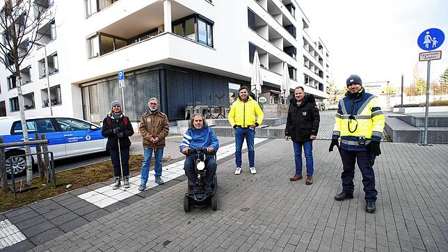 Sie setzen sich für mehr Sicherheit für Fußgänger ein (von links): Manuela Pruß, Mitglied des Beirats für Menschen mit Behinderung der ...