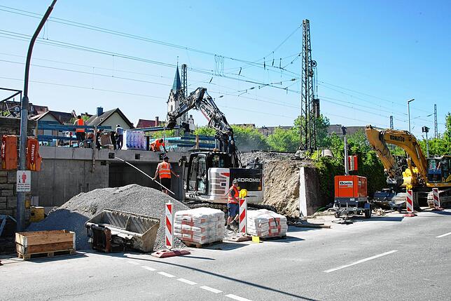 Am Dienstag steht der Tunnel. Dennoch wird die Baustelle noch etliche Wochen weiterlaufen.
