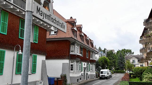 Am Dienstag, 29. August, stehen nur wenige Fahrzeuge in der Mayenfischstraße. In der Nacht wurden hier mehrere Außenspiegel abgetreten.