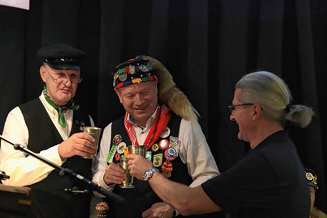 Zum Start ein Prosit, von links: Jörg Bohm, OB Jan Zeitler, Stadtmusikdirektor Ralf Ochs.