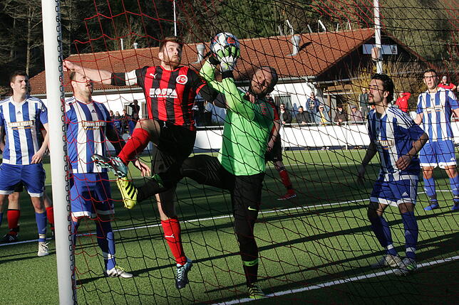 Packendes Spiel in Bad Säckingen. 2:2 heißt es am Ende gegen den SV Karsau.