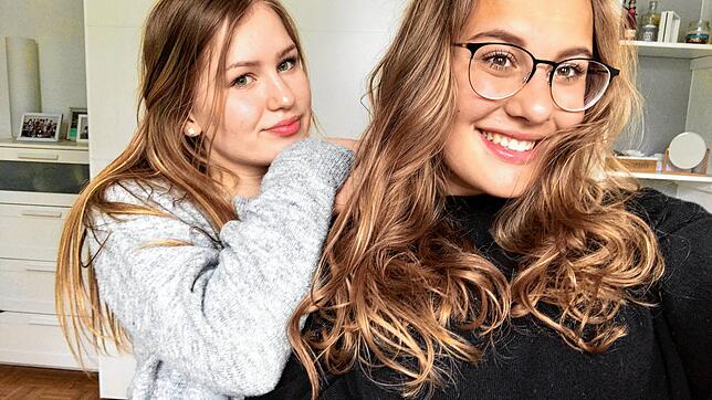 Nele Epperlein (links, 18) und Sveva Hiermeier (17) vom Hoptbühl-Gymnasium bieten Kinderbetreuung an.