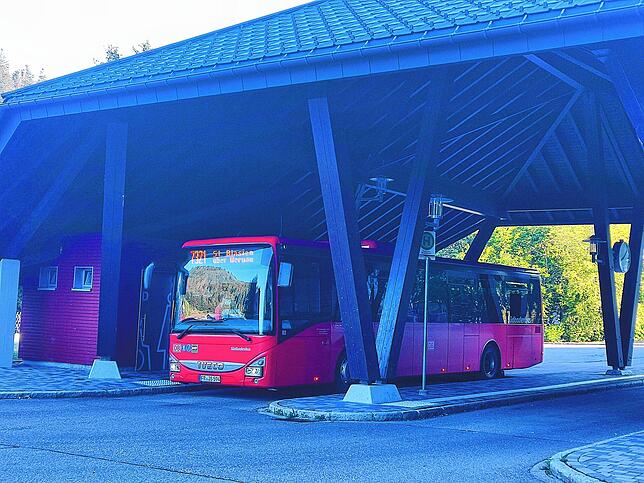 Am Todtmooser Busbahnhof kreuzen sich die Buslinien in das Rheintal und ins Wiesental. Deshalb ist hier eine Schnittstelle zweier ...