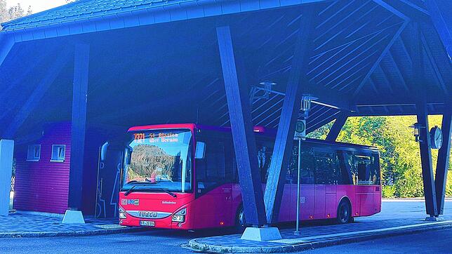 Am Todtmooser Busbahnhof kreuzen sich die Buslinien in das Rheintal und ins Wiesental. Deshalb ist hier eine Schnittstelle zweier ...