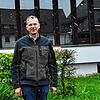 Norbert Schwarz steht bei Aprilwetter vor dem Haus des Gastes, dem kulturellen und sozialen Zentrum im Dorfleben. Beleuchtung, ...