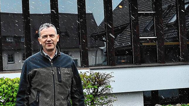 Norbert Schwarz steht bei Aprilwetter vor dem Haus des Gastes, dem kulturellen und sozialen Zentrum im Dorfleben. Beleuchtung, ...