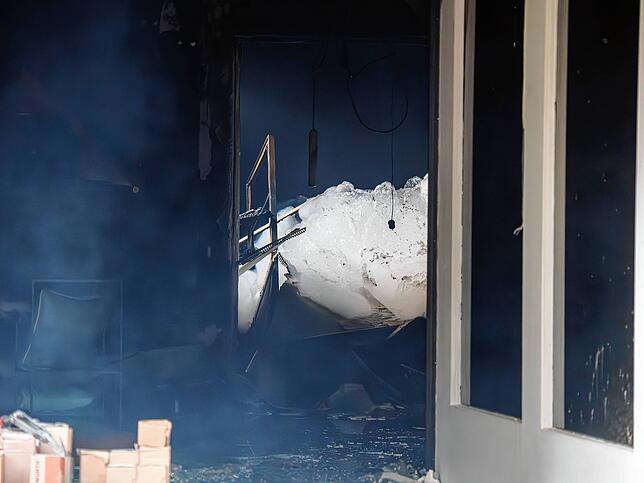 Bild 21: Die dritte Nacht des Konstanzer Großbrands: Immer wieder muss die Feuerwehr ran