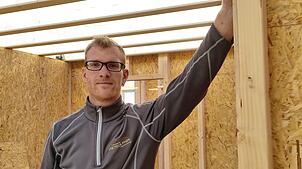 Neu im Sortiment des Vöhrenbacher Zimmerermeisters Patrick Pfaff sind Balkongeländer aus Aluminium. Bild: Wolfgang Fürderer