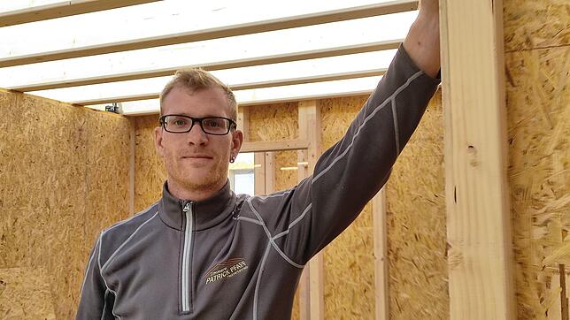 Neu im Sortiment des Vöhrenbacher Zimmerermeisters Patrick Pfaff sind Balkongeländer aus Aluminium. Bild: Wolfgang Fürderer