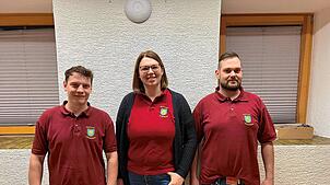 Stehen an verantwortlicher Stelle des Vereins (von links): Jugendwart Oliver Weniger, Vorsitzende Viktoria Wolf und Beisitzer Mark ...