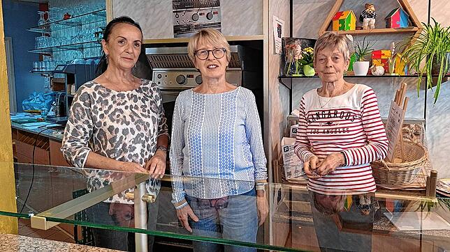 Sie sind drei der Ehrenamtlichen, die jeden Dienstag das Mehrgenerationenhaus in Donaueschingen zum Tafelladen herrichten (von links): ...