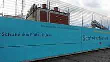 Texte über den Rhein finden sich auf einer von Ruth Loibl gestalteten Mauer am Rheinufer beim Wasserkraftwerk. Foto: Roswitha Frey