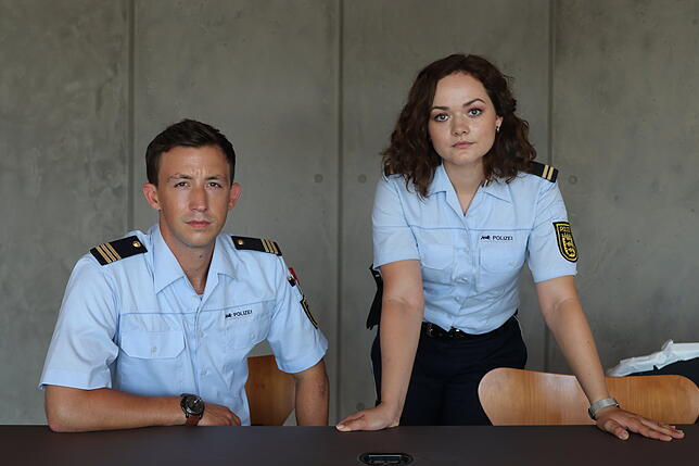 Auch am Set sind die Kollegen Simon Werdelis und Wendy Güntensperger. Im Hintergrund eine der Betonwände, die etwa im Vernehmungsraum ...